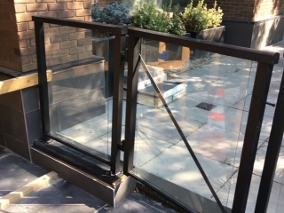 http://mcleanrailings.ca/wp-content/uploads/2020/03/gate_glass-brown.jpg